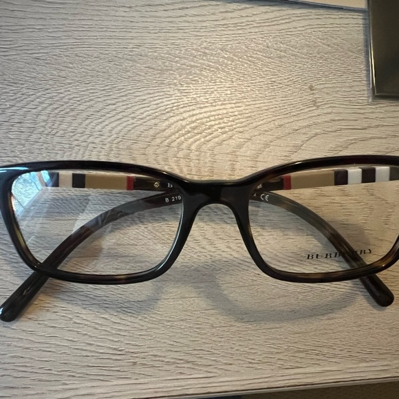 New, never worn authentic Burberry glasses. - Picture 4 of 8